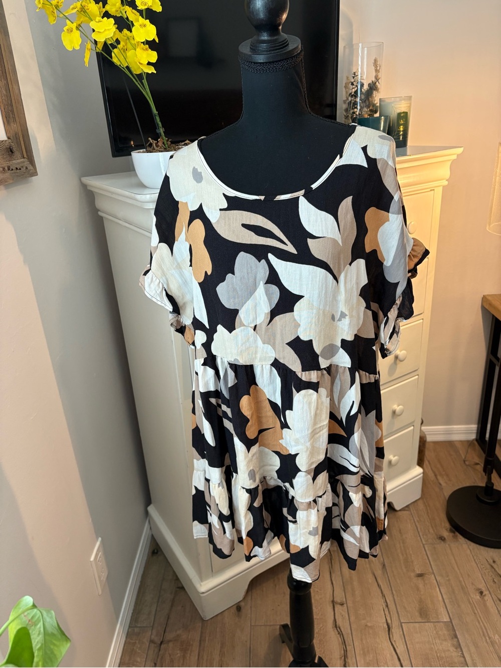 Chic Soul Black Floral Short Sleeve Ruffle Hem Women's Top, 2X